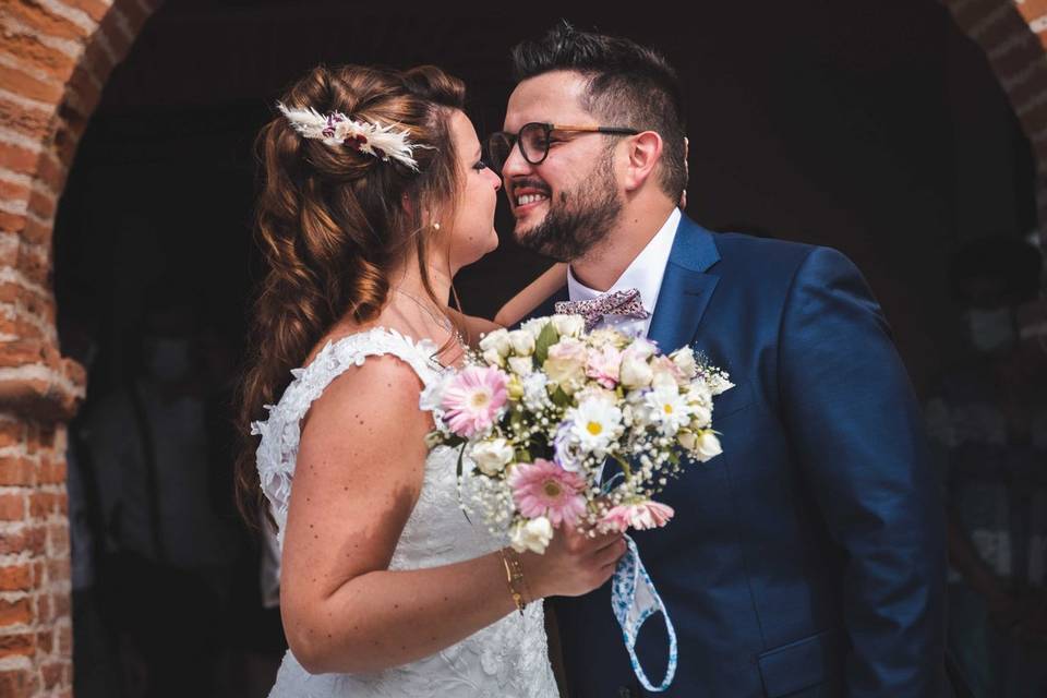 Couple à la sortie d'église