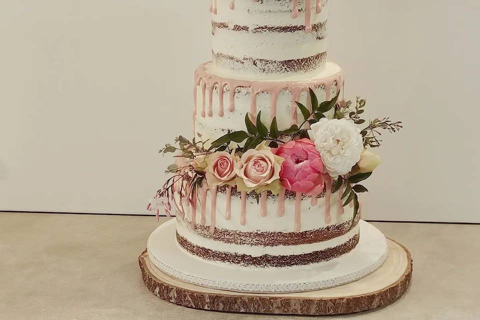 Nude/Drip Cake