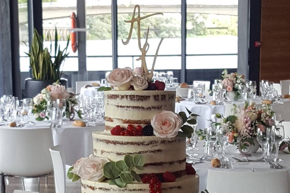 Nude cake fruits et roses