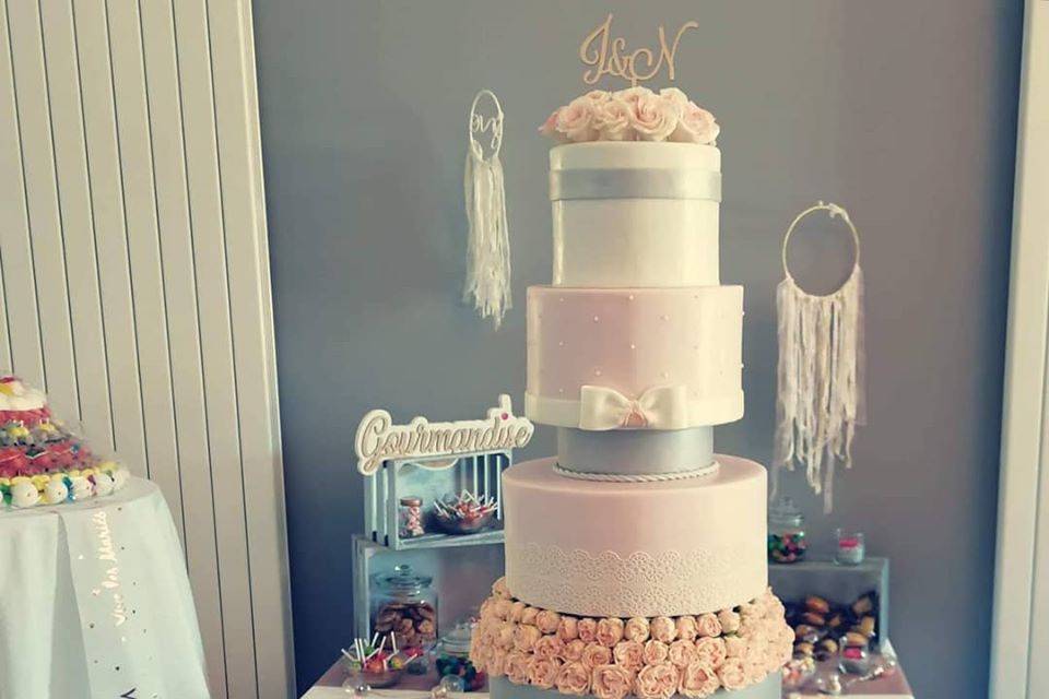Wedding cake ruffles et perles