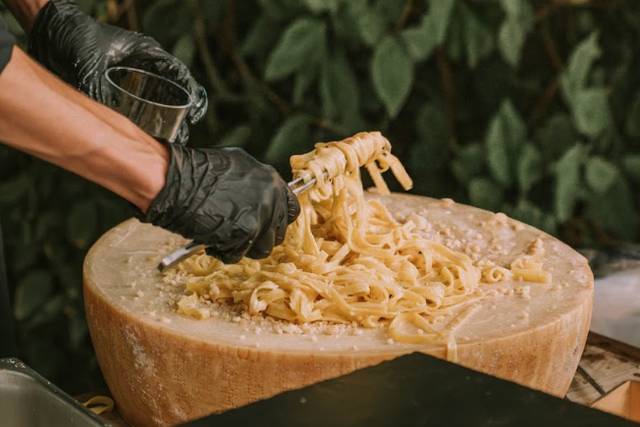 Animation meule de parmesan