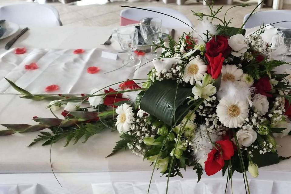 Mariage rouge, blanc, colombes