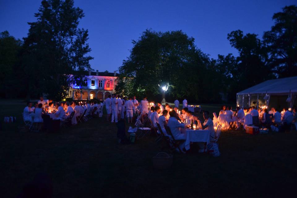 Soirée blanche dans le parc