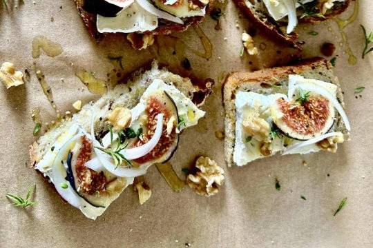 Tartines figues,camembert,noix