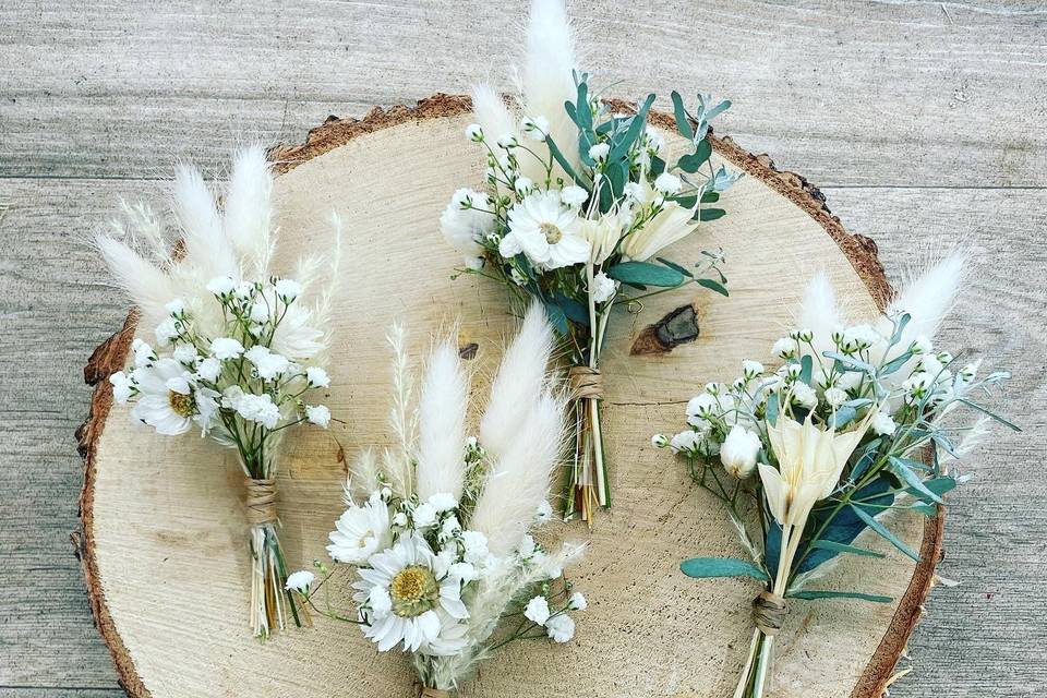 Boutonnière de fleurs séchées