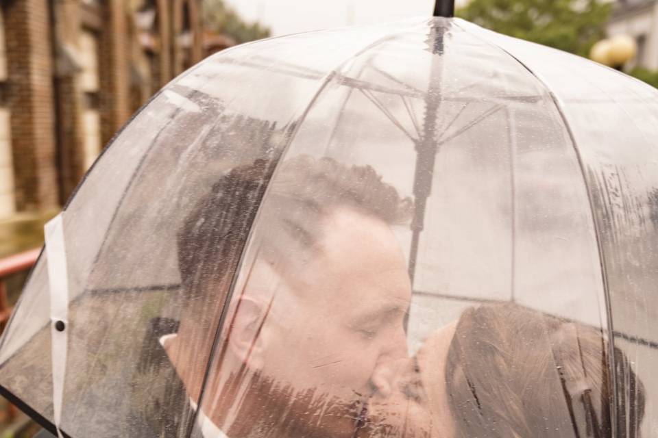 Photo de couple sous la pluie