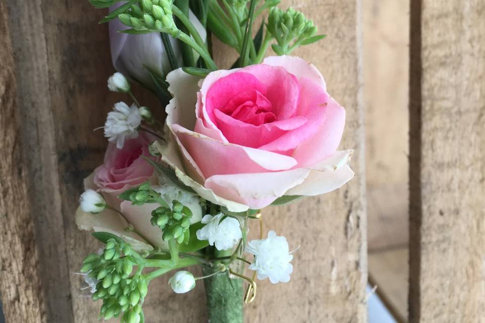 Boutonnière rose