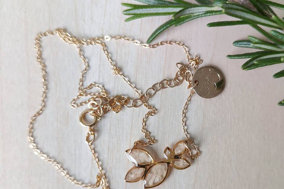 Collier pivoine blanche