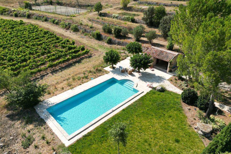 Piscine et terrain de tennis