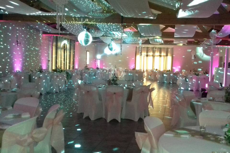 Tables rondes et déco blanche ou colorée pour un mariage au Mas de  Jonquerolles - Location salle de réception Saint Rémy de Provence - Mas de  Jonquerolles