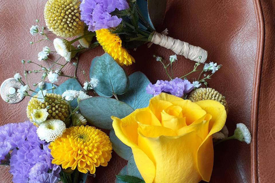 Boutonnière jaune violet