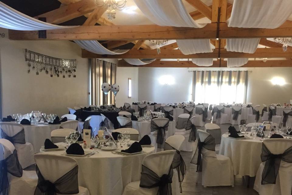 Tables rondes et déco blanche ou colorée pour un mariage au Mas de  Jonquerolles - Location salle de réception Saint Rémy de Provence - Mas de  Jonquerolles