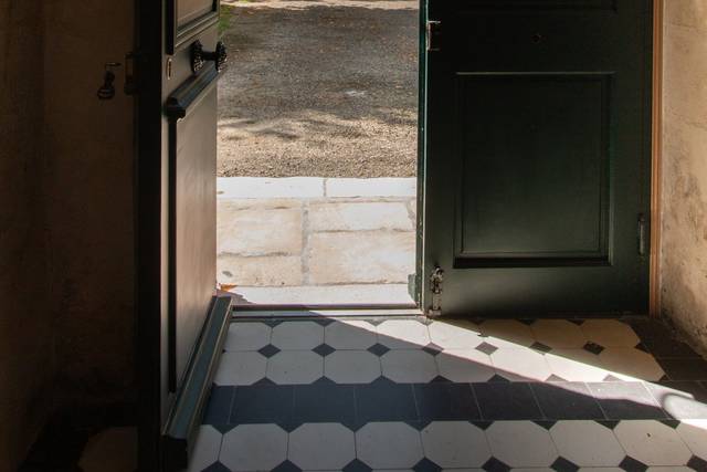 A l'entrée de la Maison