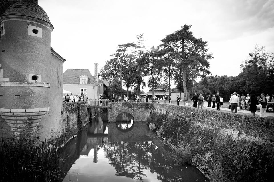 Pont qui surplombe les douves