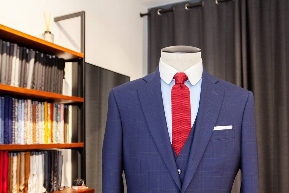 Detail_Costume bleu avec cravate rouge