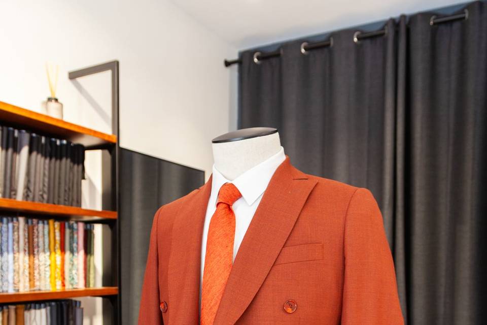 Detail_Costume croisé orange brûlé