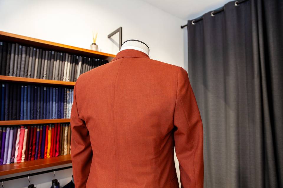 Detail_Dos du costume orange brûlé