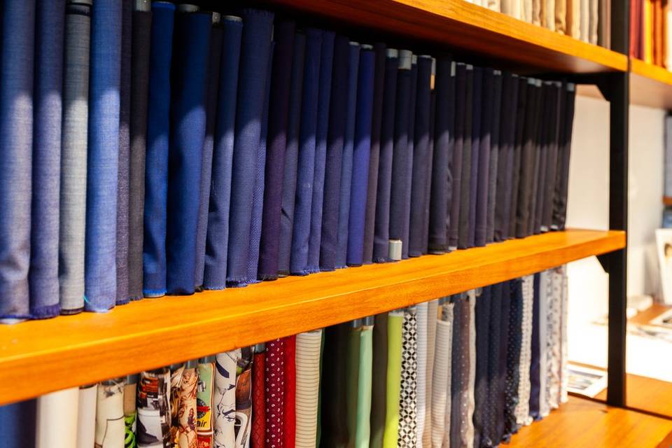Detail_Étagères de rouleaux de tissu