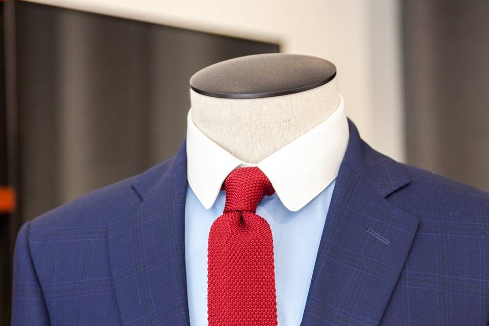 Detail_Gros plan sur costume bleu et cravate rouge