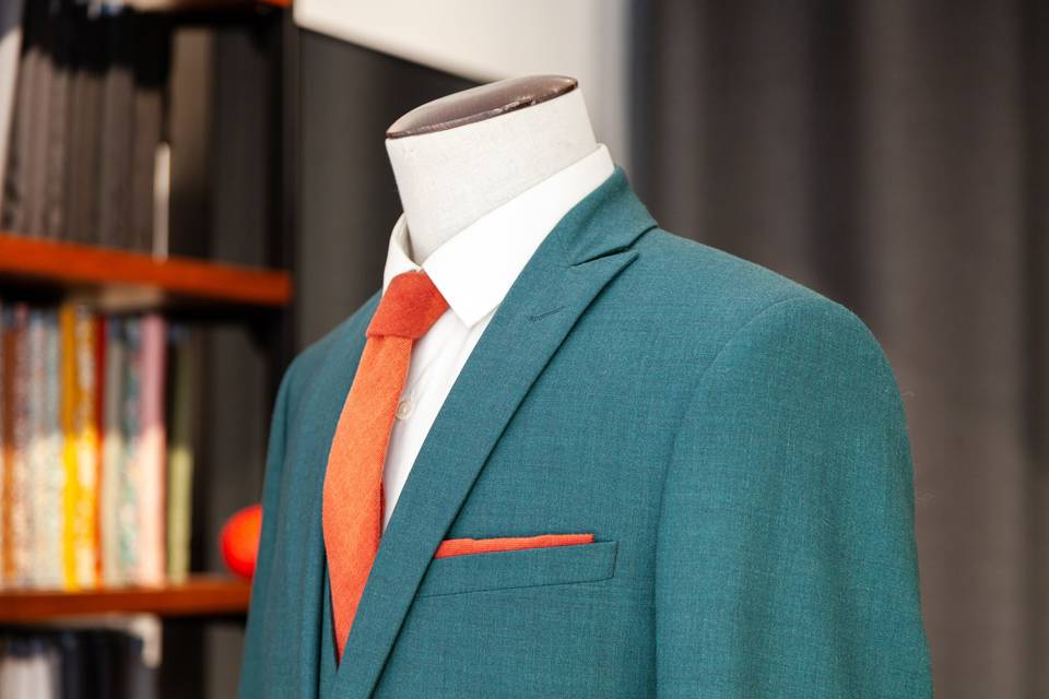 Detail_Gros plan sur revers de costume sarcelle