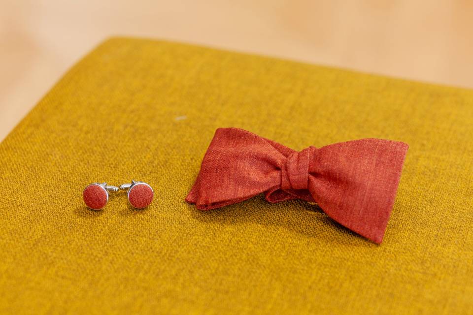 Detail_Nœud papillon rouge et boutons