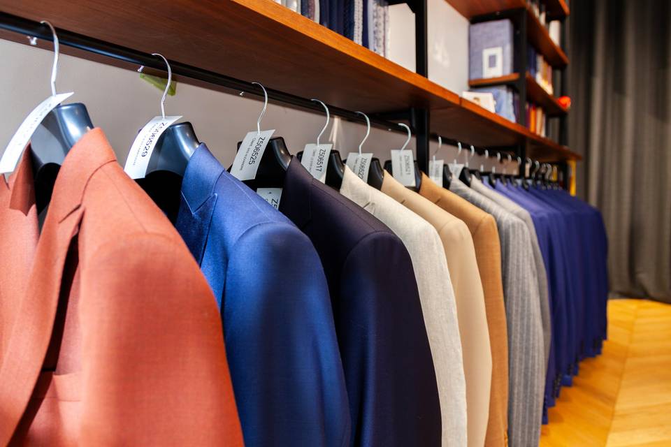 Detail_Portant de costumes colorés