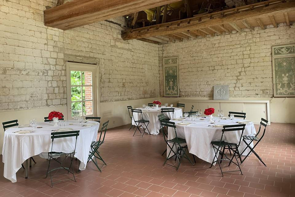 Grand salle avec tables rondes