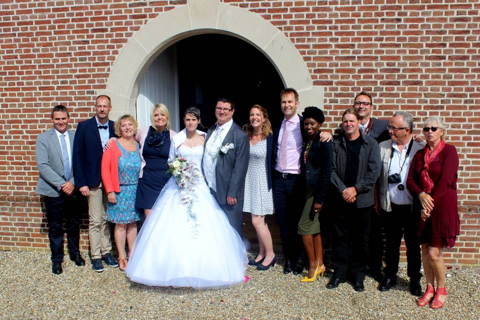 Sortie d'église et photo de groupe