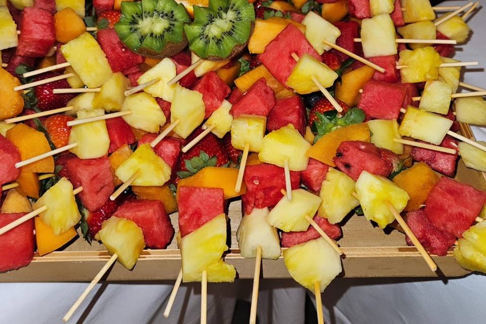 120 brochettes de fruits