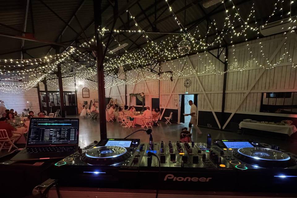 Dj booth discret