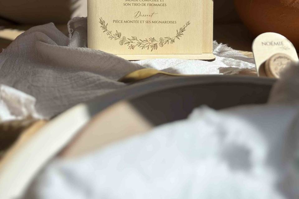 Menu et numéro de table bois