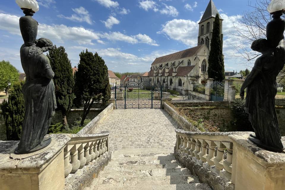 Vue église du Château de Précy