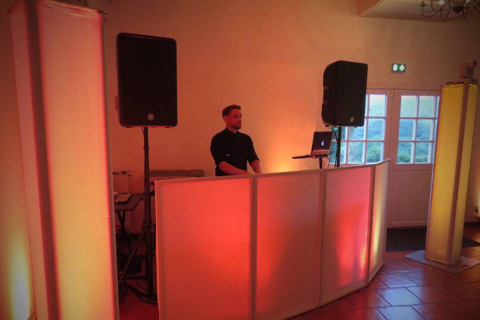 DJ Booth, La Ferme Aux Piments