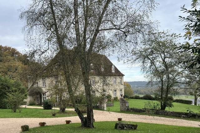 Vue sur château depuis écurie