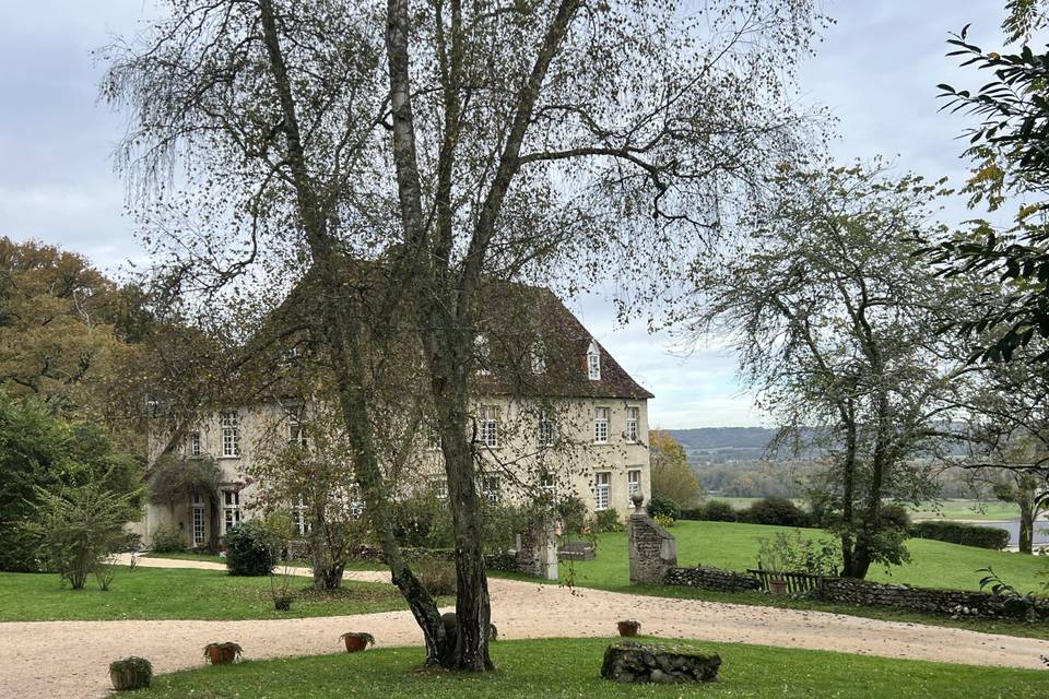 Vue sur château depuis écurie