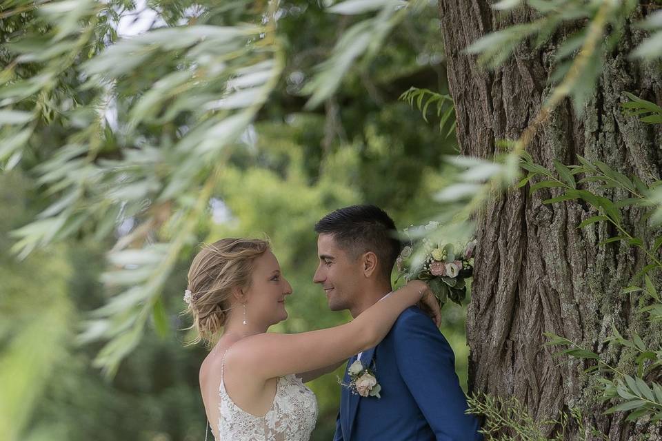 Mariés sous un arbre