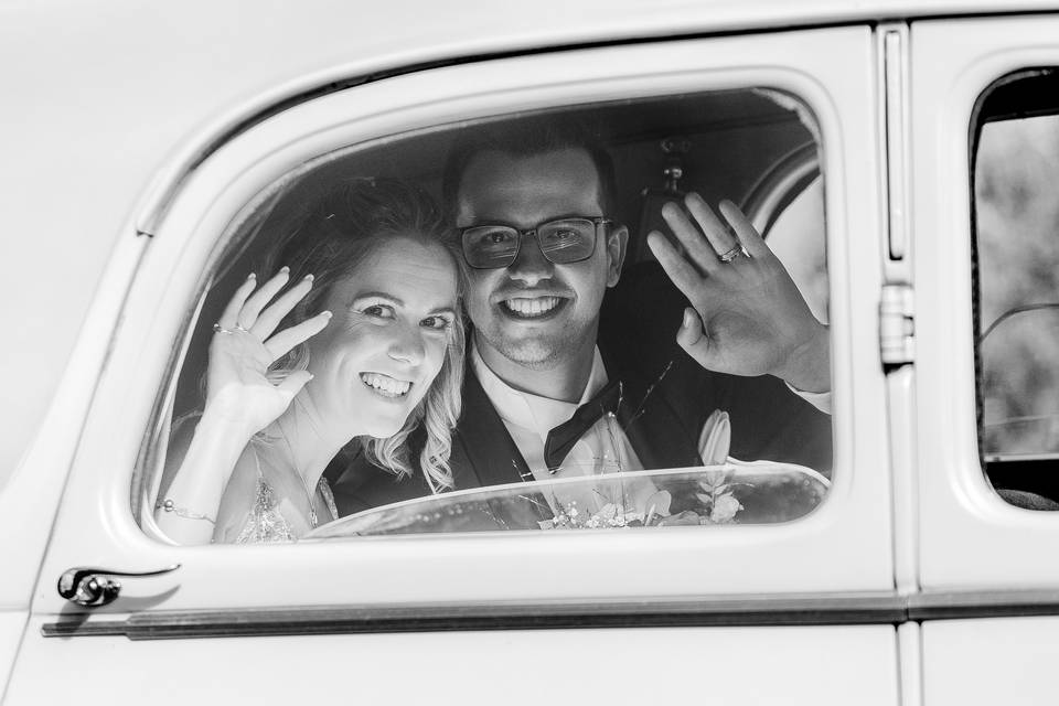 Couple en voiture ancienne