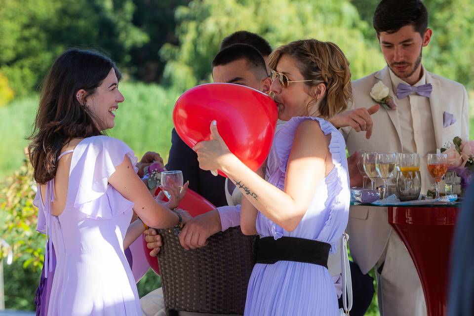 Témoin gonfle un ballon