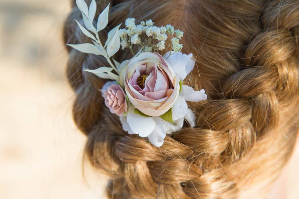 Pic à chignon fleuri