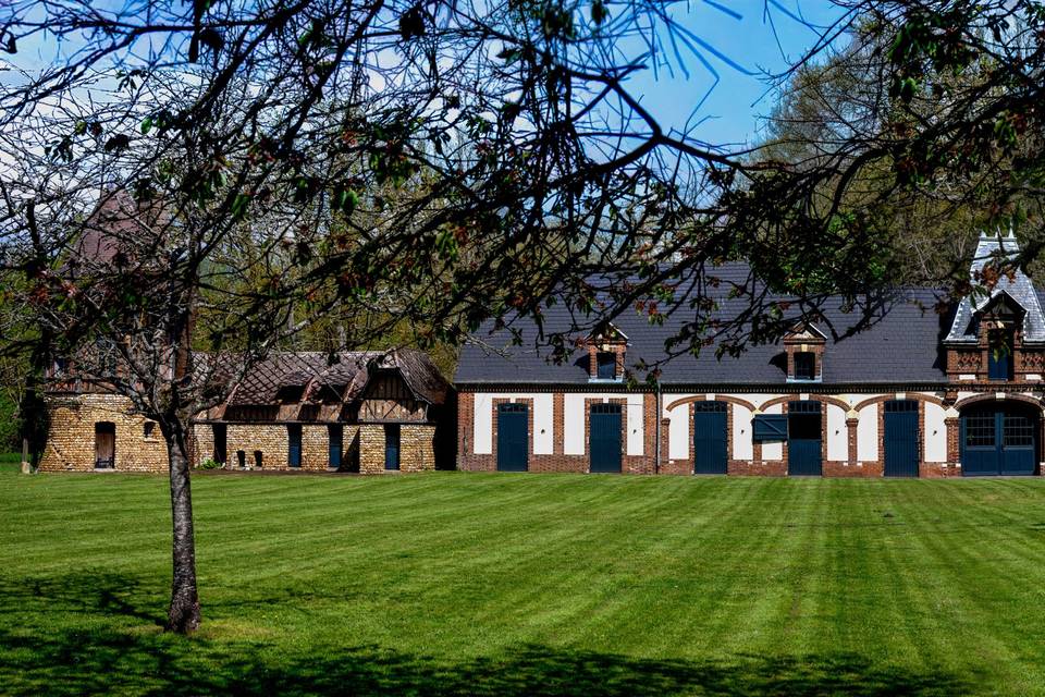 L'écurie agrémente le Domaine