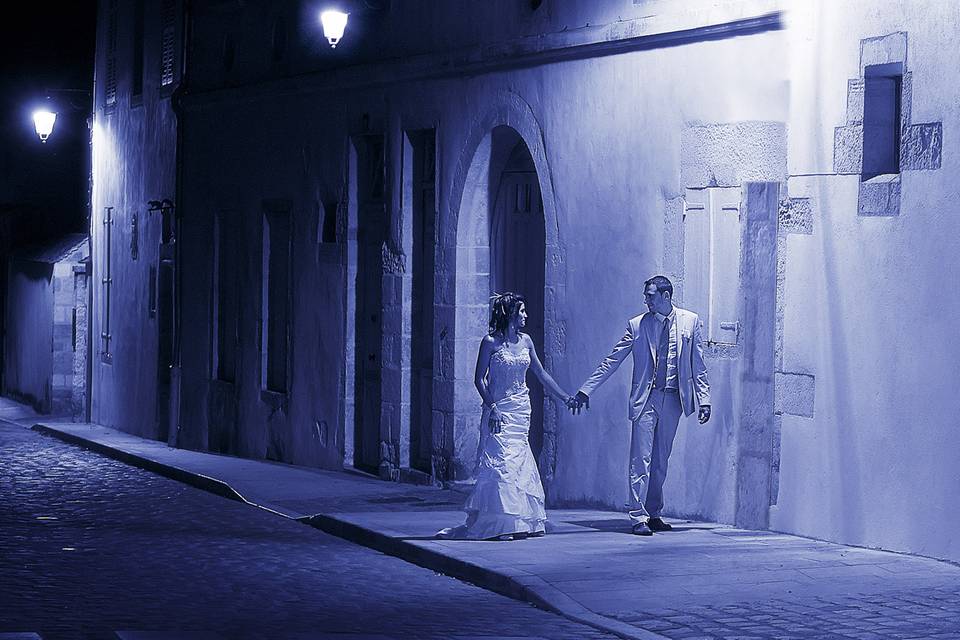 Mariés sous une nuit bleutée
