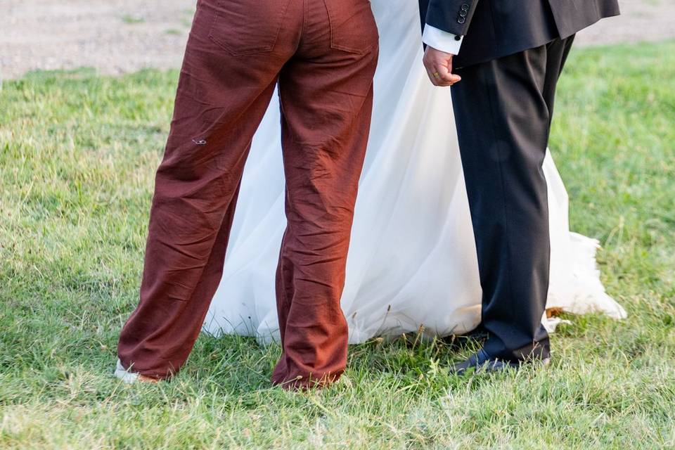 baiser des mariés en extérieur
