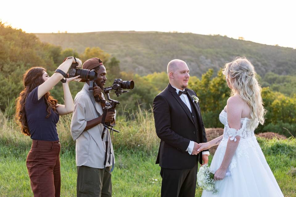 couple et équipe de tournage