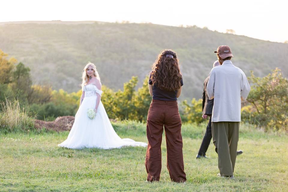 couple posant au coucher du soleil