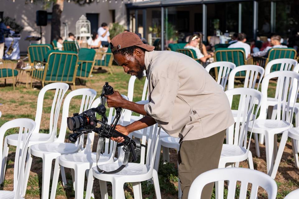 photographe accroupi en extérieur