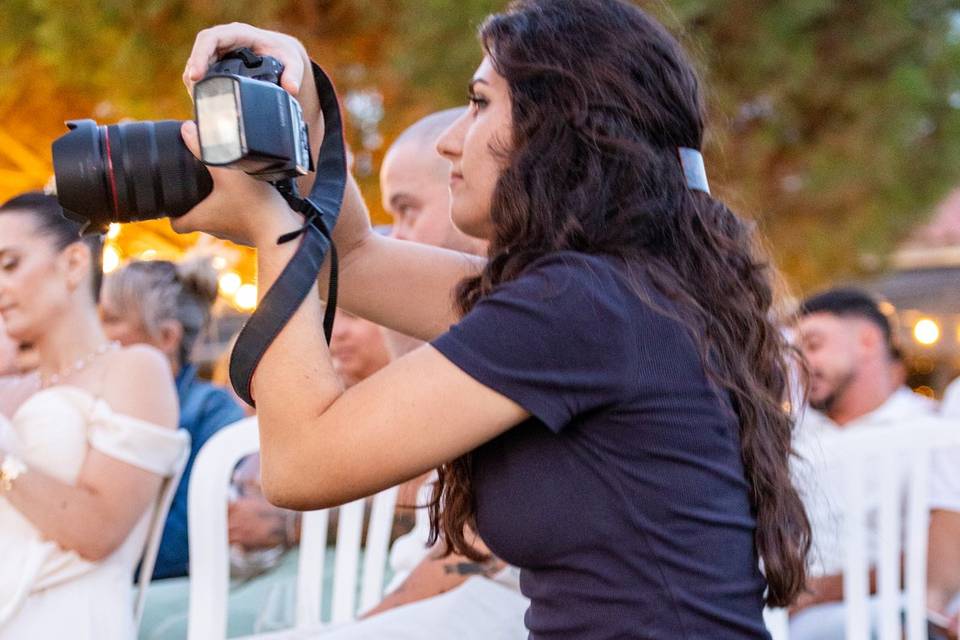 photographe agenouillé au sol
