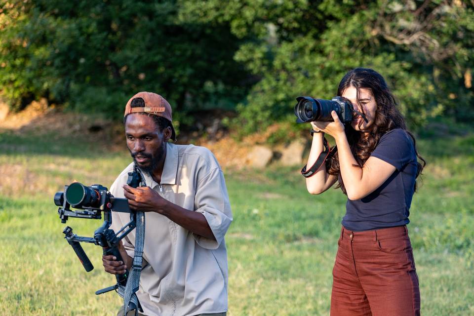 photographe filmant en extérieur