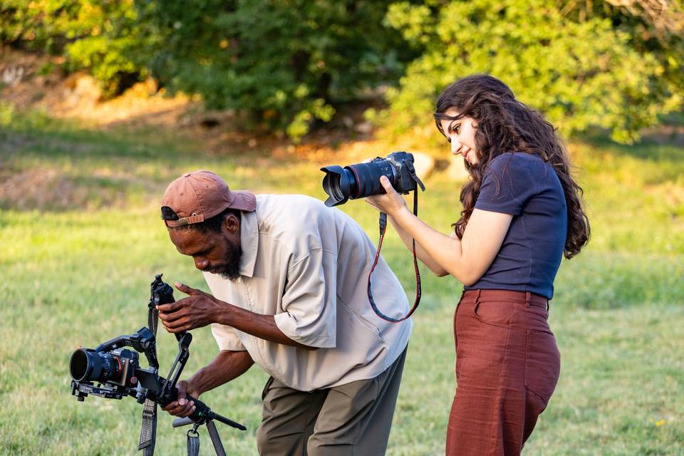 photographe travaillant dans l_herbe