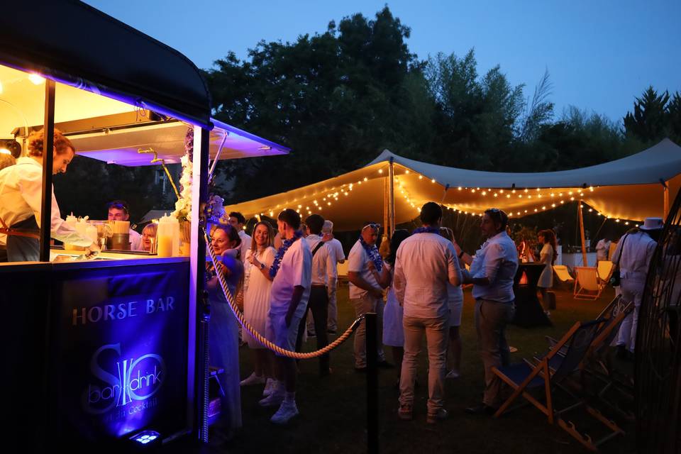 Une photo du Horse-Bar de nuit
