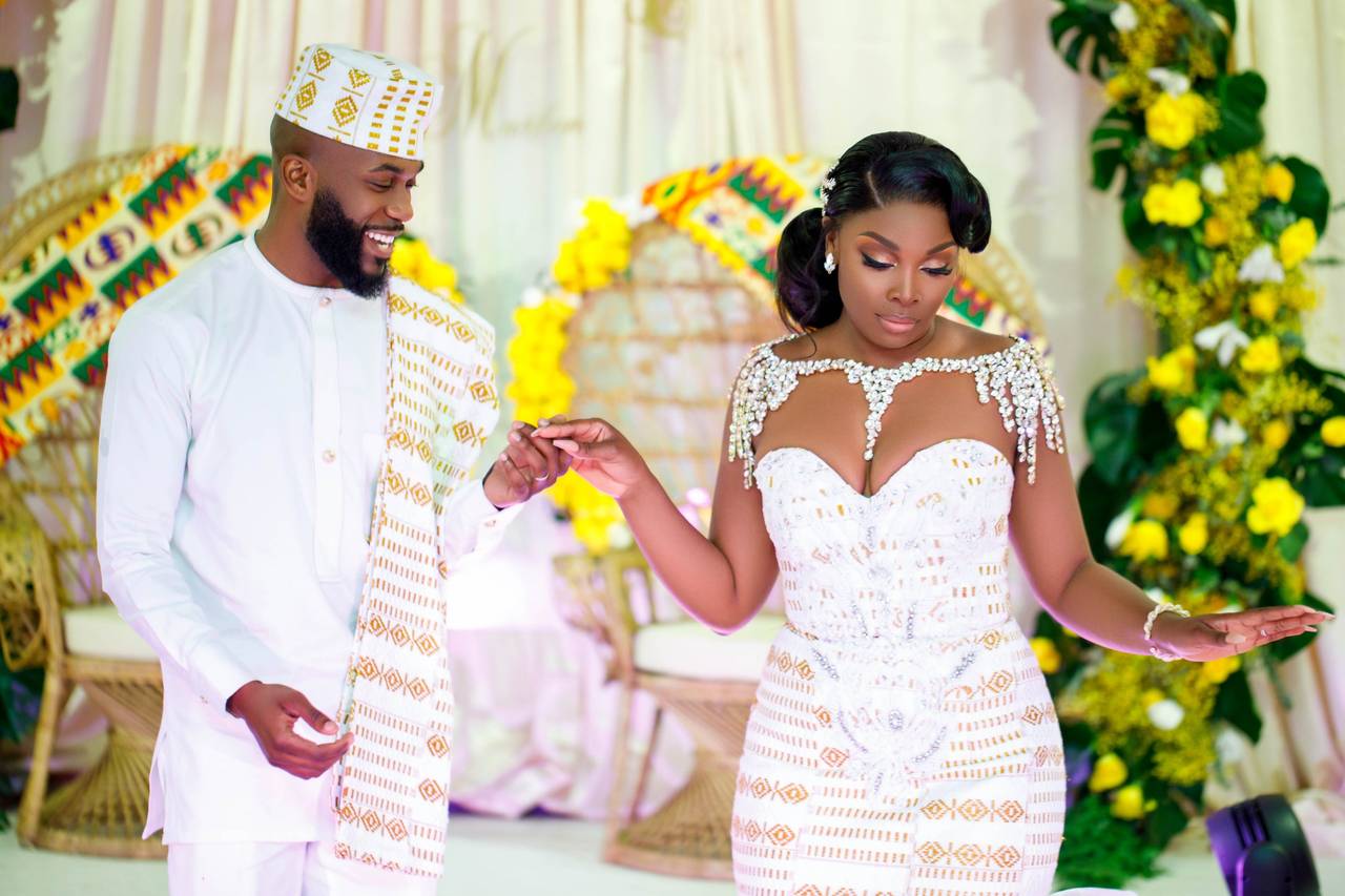 Décoration mariage coutumier Kinshasa 🇨🇩 Table des mariés  Traditional  wedding decor, African wedding theme, Wedding hall decorations